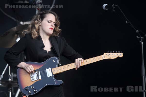 ANNA CALVI - 2014-08-15 - SAINT MALO - Fort de St Pere - 